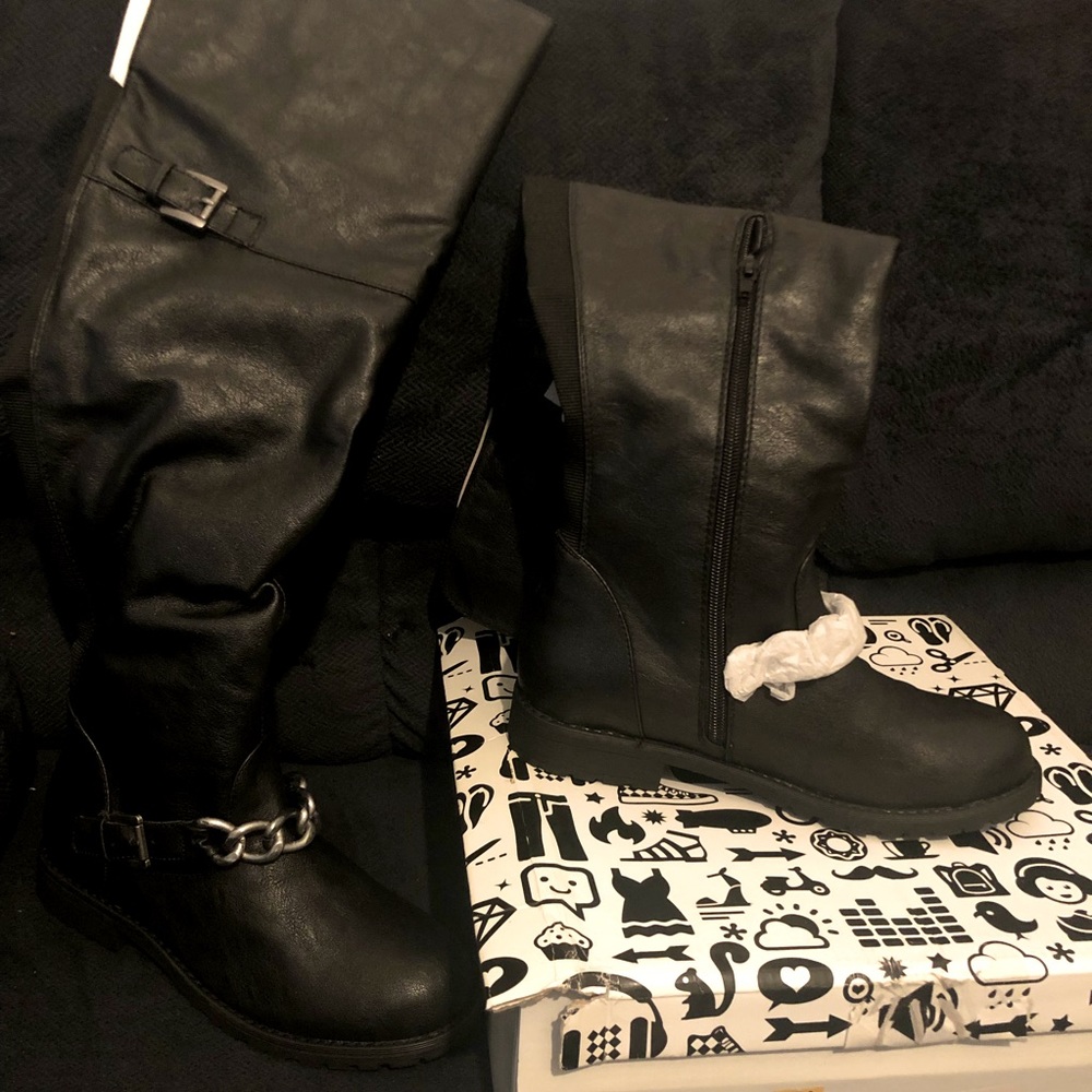 Black knee high boots with chain sz 7.5